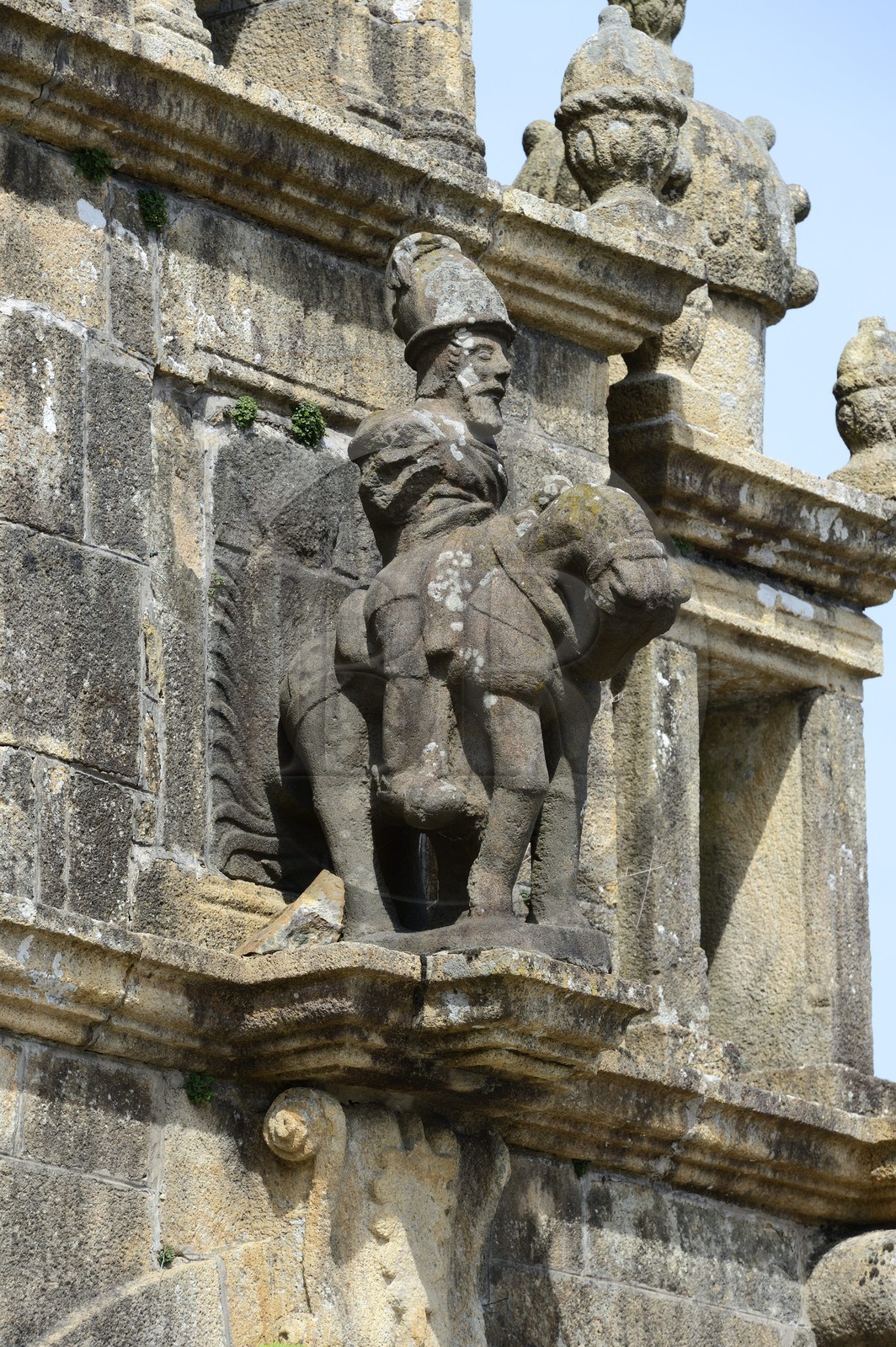 France, Finistère (29), Argol, église Saint-Pierre-et-Saint-Paul, statue équestre du roi Gradlon sur une petite avancée de l'arc de triomphe