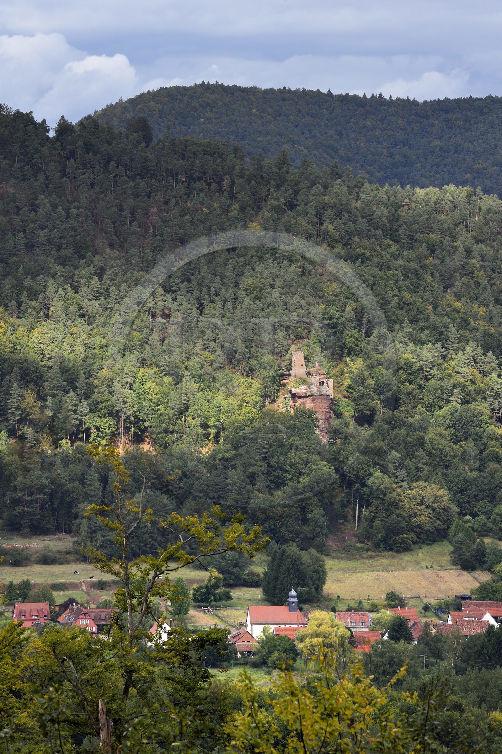 France, Bas-Rhin (67), Parc naturel régional des Vosges du Nord, Obersteinbach, le village et son église catholique dominés par les ruines du chateau du Petit-Arnsberg perché sur un rocher de grès