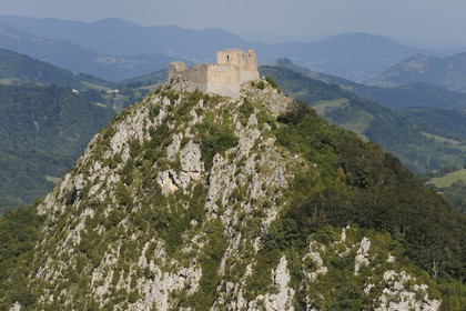 France, Ariège (09), Pays d' Olmes, château cathare de Montségur perché sur un pog et les Pyrénées (vue aérienne)