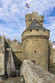France, Ille et Vilaine, Cote d'Emeraude (Emerald Coast), Saint Malo, the castle of Saint-Malo (15th century) houses the Town Hall and Large Keep on which the city flag flies