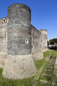 Italie, Sicile, Catane, ville baroque classée au Patrimoine Mondial de l'UNESCO, le Chateau d'Ursino (Castello Ursino) est un édifice militaire du XIIIe siècle