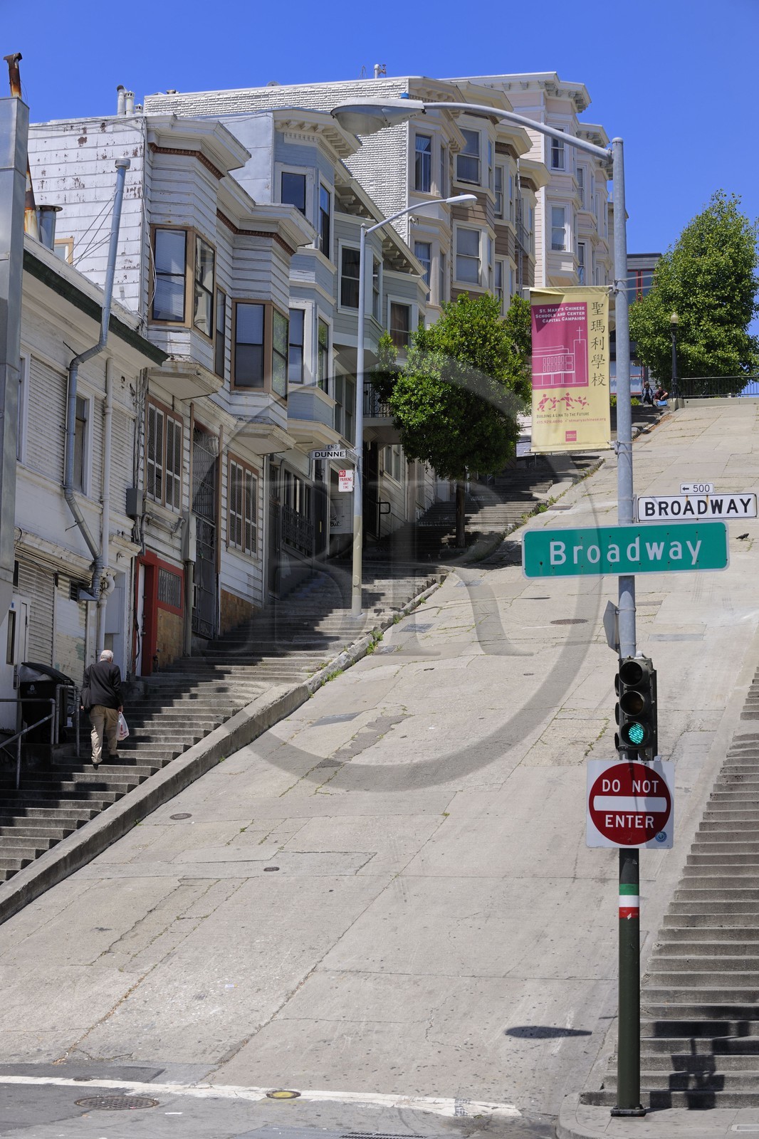 United States, California, San Francisco, slope street arriving on Broadway in the North Beach District