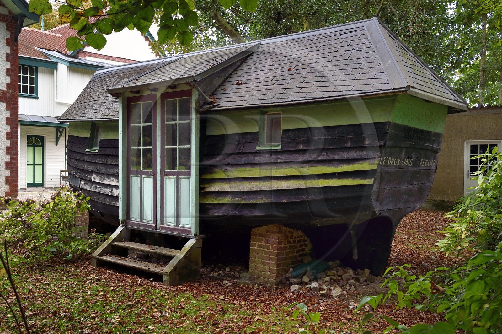 France, Seine-Maritime (76), Pays de Caux, Côte d'Albâtre, Etretat, la maison de Guy de Maupassant appelée La Guillette, caloge qui servait de logement pour son valet François Tassart, c'est une cabane aménagée à partir d'un ancien bateau de pecheur devenu impropre à la navigation