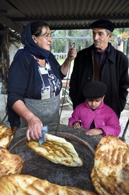 Azerbaïdjan, région de Shaki, Kish, fabrication au four traditionnel du pain tendir (tandir) par la famille Garazada réfugiée du Haut-Karabagh depuis 1994