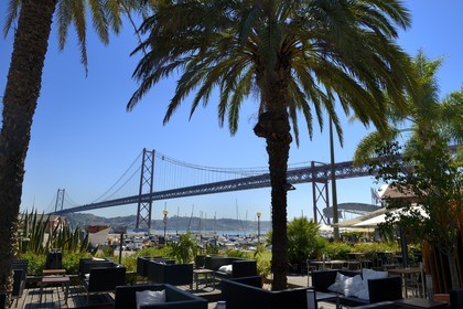 Portugal, Lisbonne, le pont du 25 de Abril sur le Tage depuis Doca de Santo Amaro, restaurant Doca de Santo