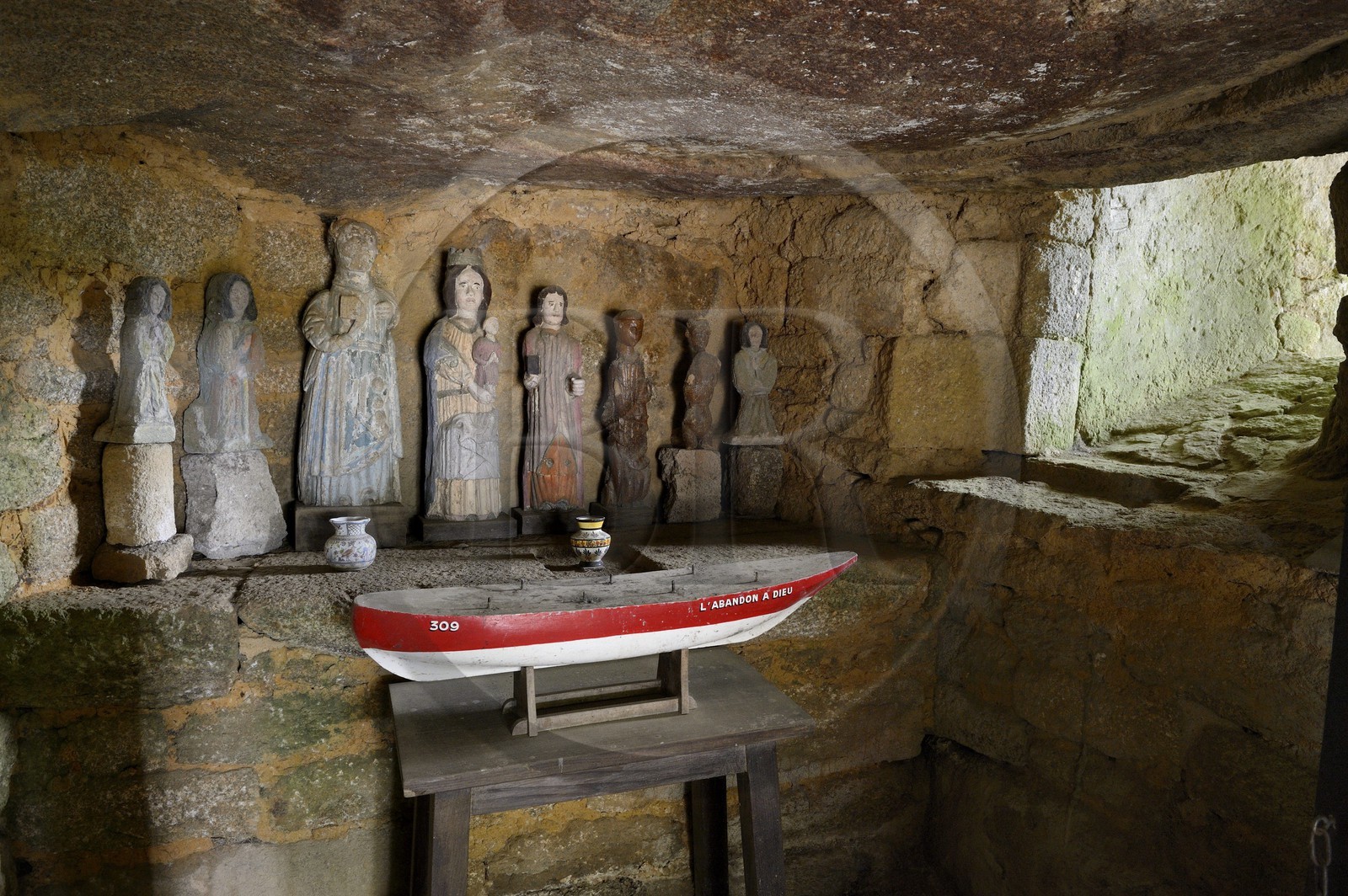 France, Côtes-d'Armor (22), Vieux-Marché, la chapelle des Sept-Saints consacrée aux Sept Dormants d'Éphèse, la crypte-dolmen du Stivel qui aurait été christianisée dès le VIème siècle, anciennes statues des sept Saints d'Éphèse