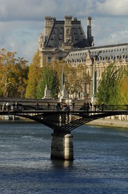 France, Paris (75), le Pont des Arts et le Louvre au fond