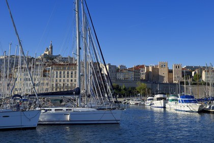 France, Bouches-du-Rhône (13), Marseille, Le Vieux Port, Abbaye Saint Victor et la basilique Notre Dame de La Garde en arrière plan