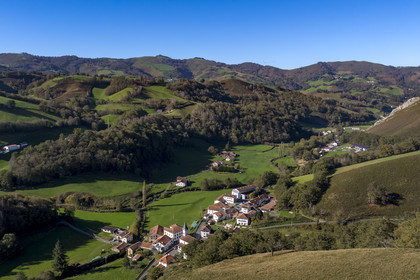France, Pyrénées-Atlantiques (64), Pays-Basque, vallée des Aldudes, le village d'Urepel (vue aérienne)
