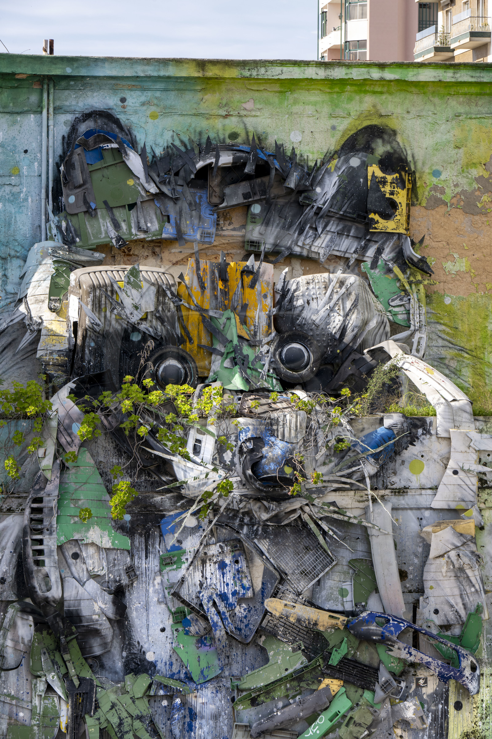 Portugal, Lisbonne, Bélem, bas-relief de 4 m de haut par l'artiste Bordalo II, un raton laveur assemblé à partir de vieux pneus, de pare-chocs et de composants électroniques, il fait face au Centre culturel de Belém MAC CCB