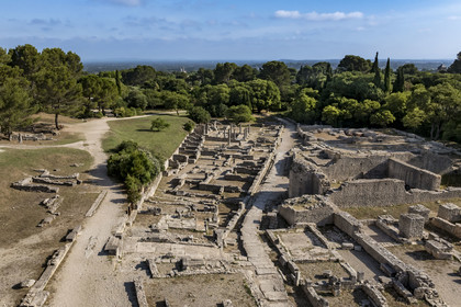 France, Bouches-du-Rhône (13), Parc Naturel Régional des Alpilles, Saint-Rémy-de-Provence, site archéologique de Glanum (vue aérienne)