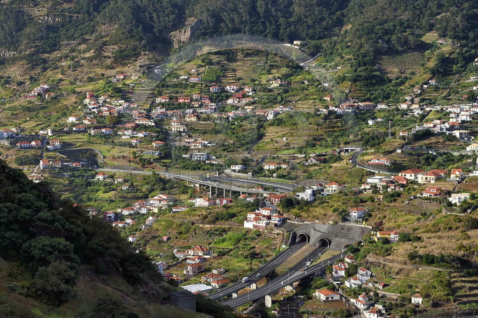 Portugal, Ile de Madère, Machico, la voie express et tunnels