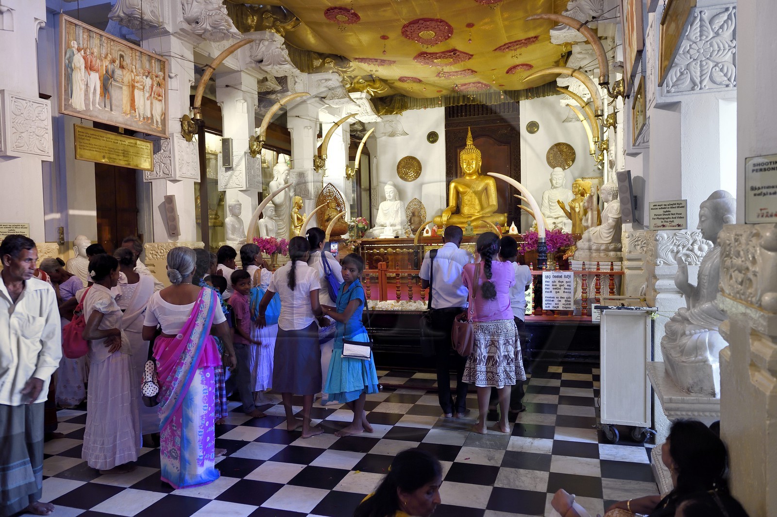 Sri Lanka, province du centre, Kandy, ville sacrée classée patrimoine mondial de l'UNESCO, Temple de la Dent de Bouddha (Sri Dalada Maligawa), la salle de donation