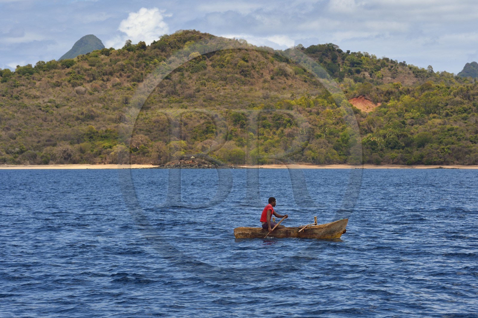 France, Ile de Mayotte, Grande-Terre, M'Tsamoudou, pecheur en pirogue face à la pointe Saziley