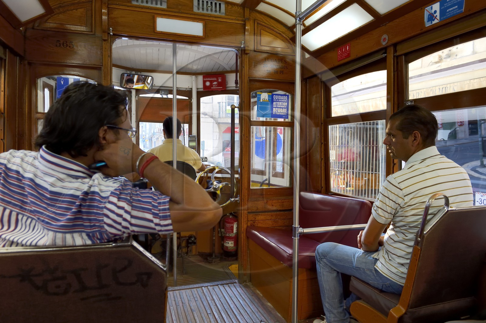 Portugal, Lisbonne, quartier de l'Alfama, à l'intérieur d'un vieux tramway (electricos)