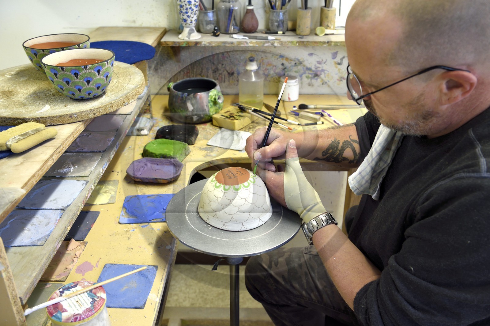 France, Alpes-de-Haute-Provence (04), Parc Naturel Régional du Verdon, Moustiers-Sainte-Marie, labellisé Les Plus Beaux Villages de France et cité de la faïence, Stephane Maitral décorateur-céramiste à la faïencerie Serrailler