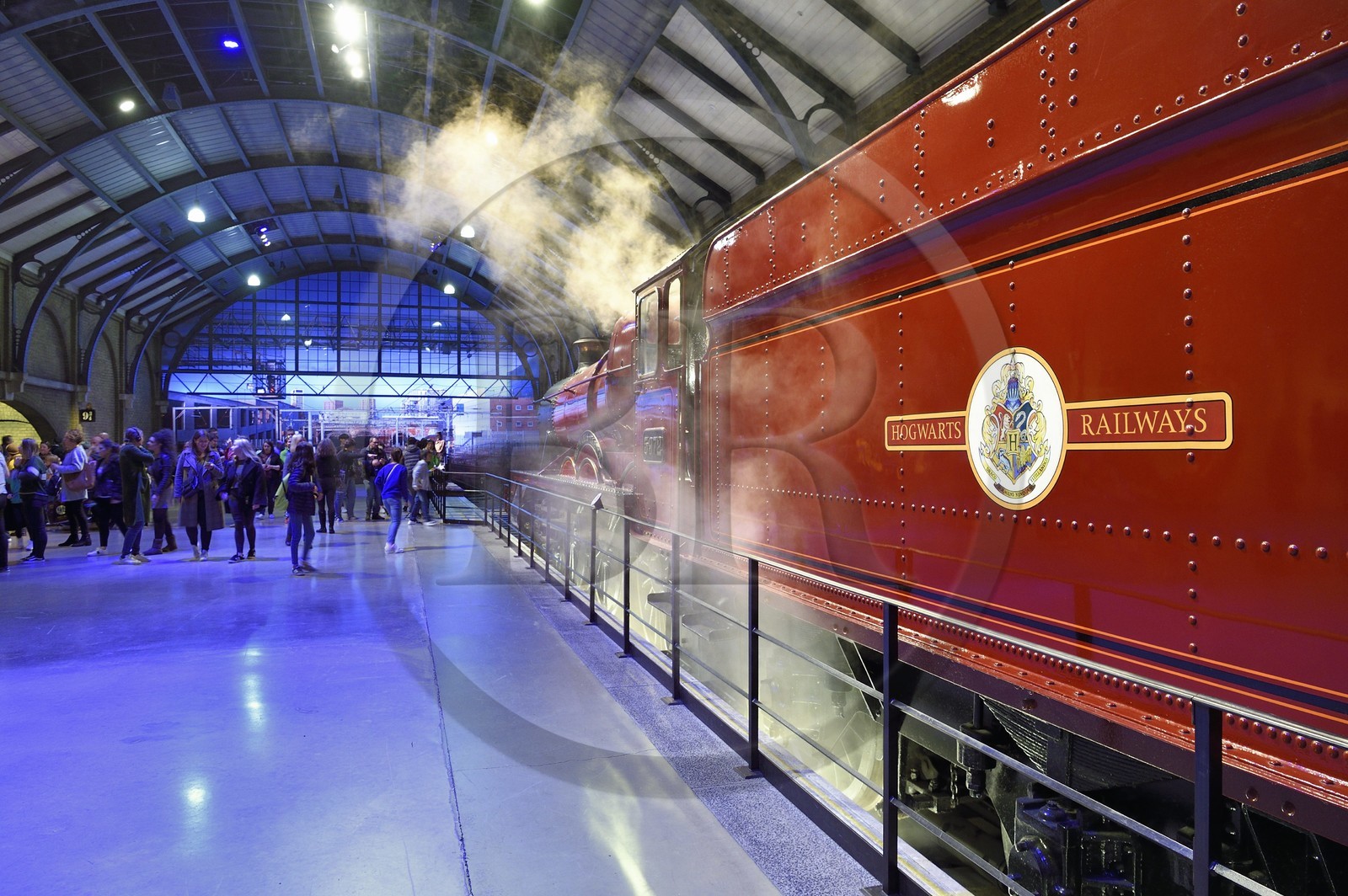Royaume-Uni, Hertfordshire, Leavesden, Leavesden Film Studios, Harry Potter Studio Tour London, les coulisses du tournage des 8 films de Harry Potter, la plate-forme 9¾ et le train Hogwarts Express, 5972 Olton Hall qui est une locomotive de classe Great Western Railway Hall