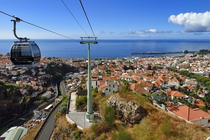 Portugal, Ile de Madère, Funchal, le télécabine qui relie le quartier historique dans la basse ville au jardin tropical dans les hauteurs