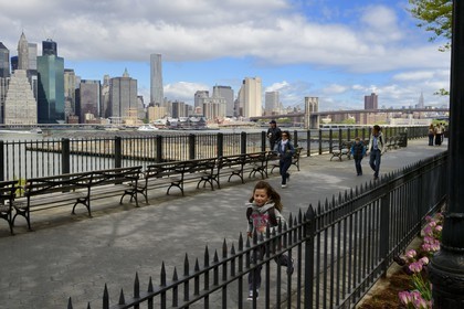 Etats-Unis, New York, Downtown Manhattan vue de la promenade à Brooklyn et le pont de Brooklyn en arrière plan