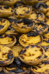 Portugal, Lisbon, pasteis de Nata in the window of the Manteigaria Rua Augusta patisserie
