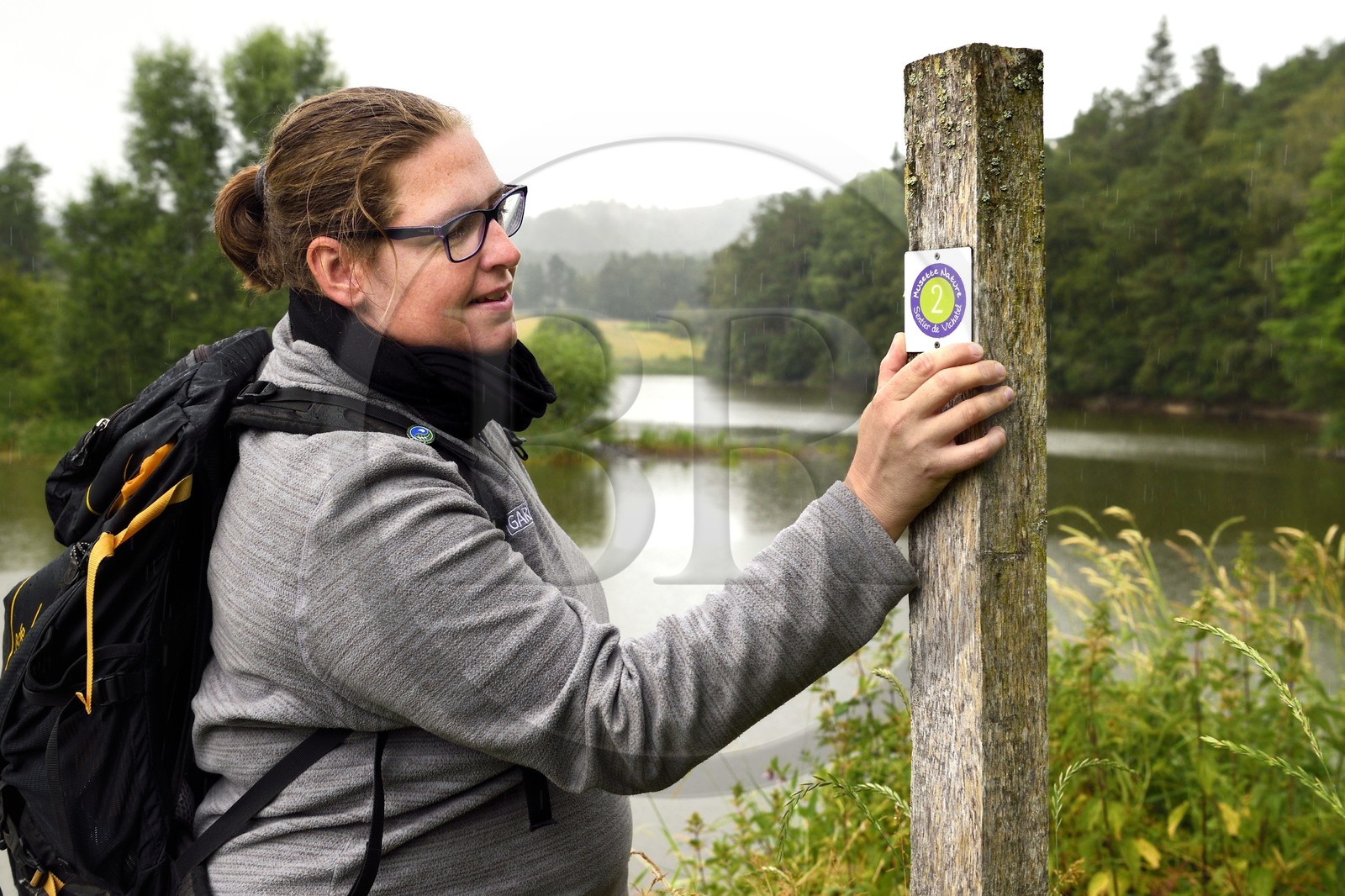 France, Puy de Dome, Aydat, towards the pond of Chateau de Montlosier, Catline Lajoie nature warden at the Parc Naturel Régional des Volcans d'Auvergne (regional nature park of Auvergne volcanoes), marking of the Vichatel Musette nature trail