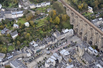 France, Finistère (29), Morlaix, le viaduc au dessus du centre ville (vue aérienne)