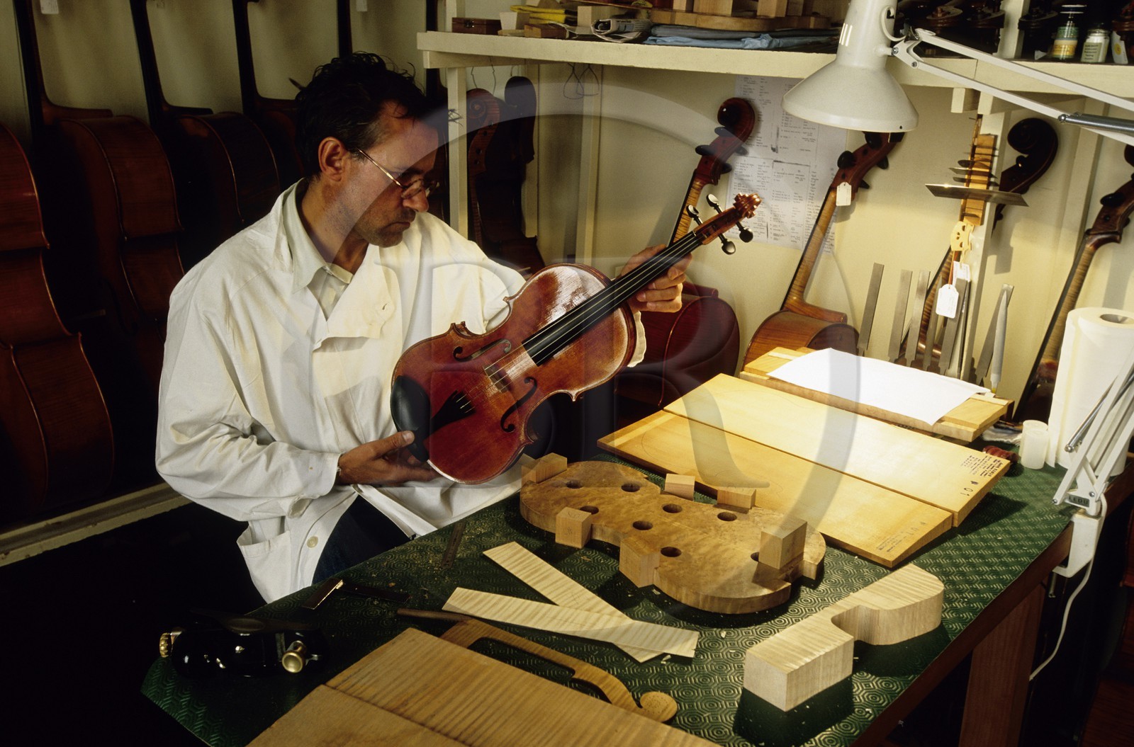France, Paris (75), atelier de fabrication de la luthier Watelot-Rampal