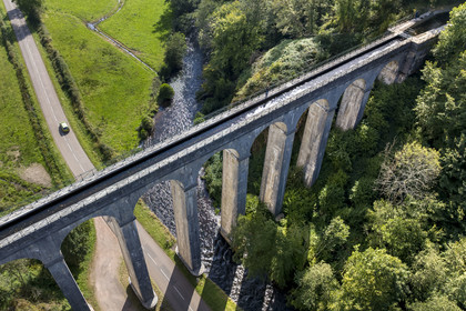 France, Nievre, Regional Natural Park of Morvan, Montreuillon, Montreuillon aqueduct bridge built in 1841, 33 m high and 152 m long with 13 arches 8 m wide, along the Rigole d’Yonne which draws water from the Yonne at Lake Pannecière and feeds the Nivernais Canal (aerial view)