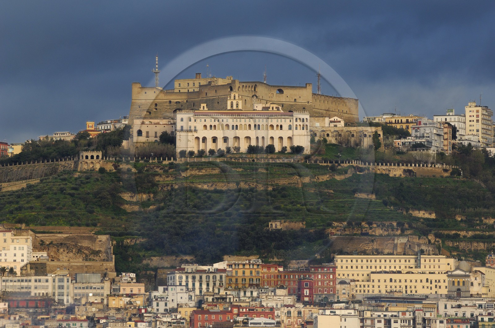 Italie, Campanie, Naples, centre historique classé Patrimoine Mondial de l'UNESCO, Castel San Elmo sur la colline de Naples