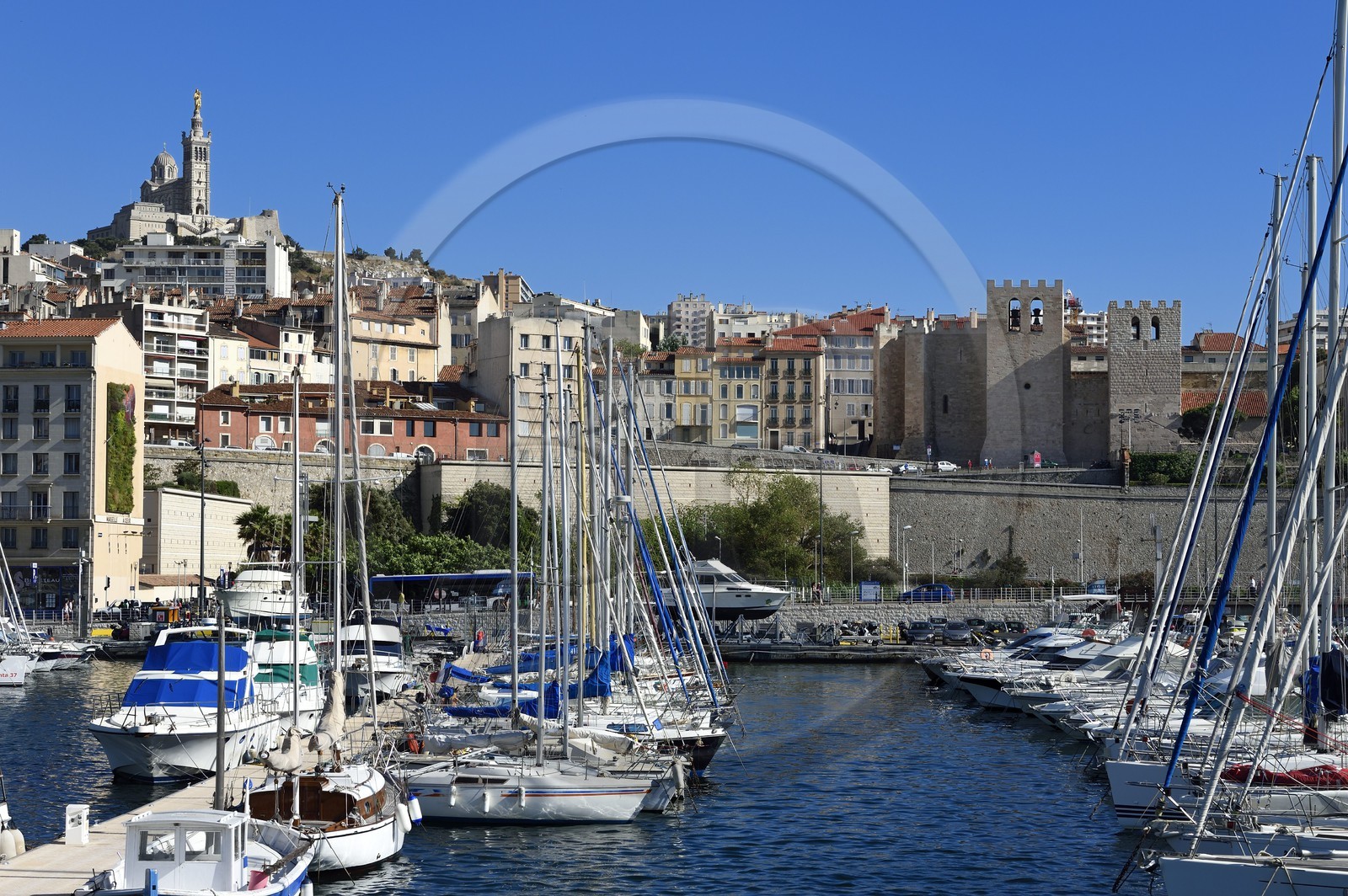 France, Bouches-du-Rhône (13), Marseille, Le Vieux Port, Abbaye Saint Victor et la basilique Notre Dame de La Garde en arrière plan
