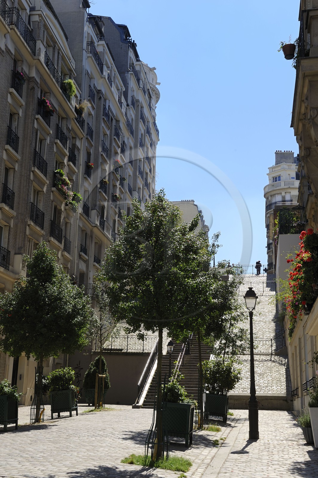 France, Paris (75), escaliers de la Butte Montmartre, couple d'amoureus au sommet de la rue du Mont Cenis