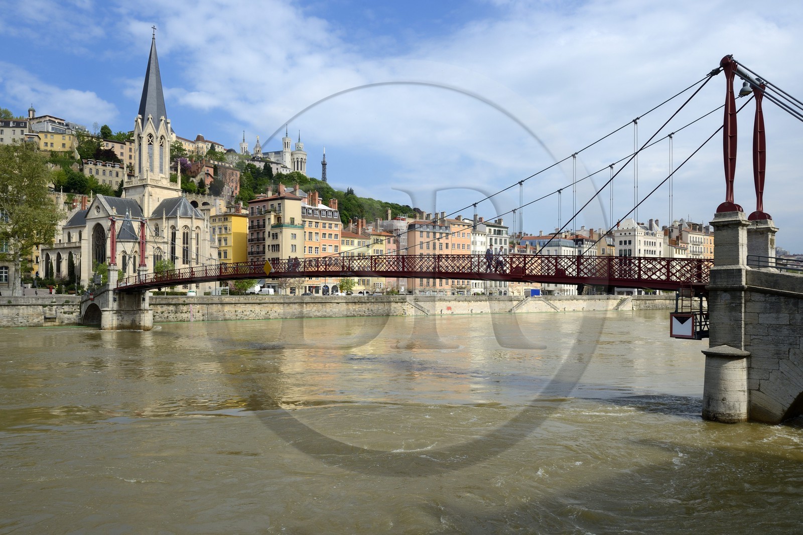 France, Rhône (69), Lyon, site historique classé Patrimoine Mondial de l'UNESCO, Vieux Lyon, quartier Saint-Georges, la passerelle Paul Couturier aussi appelé Saint Georges sur la Saône et l'église Saint Georges