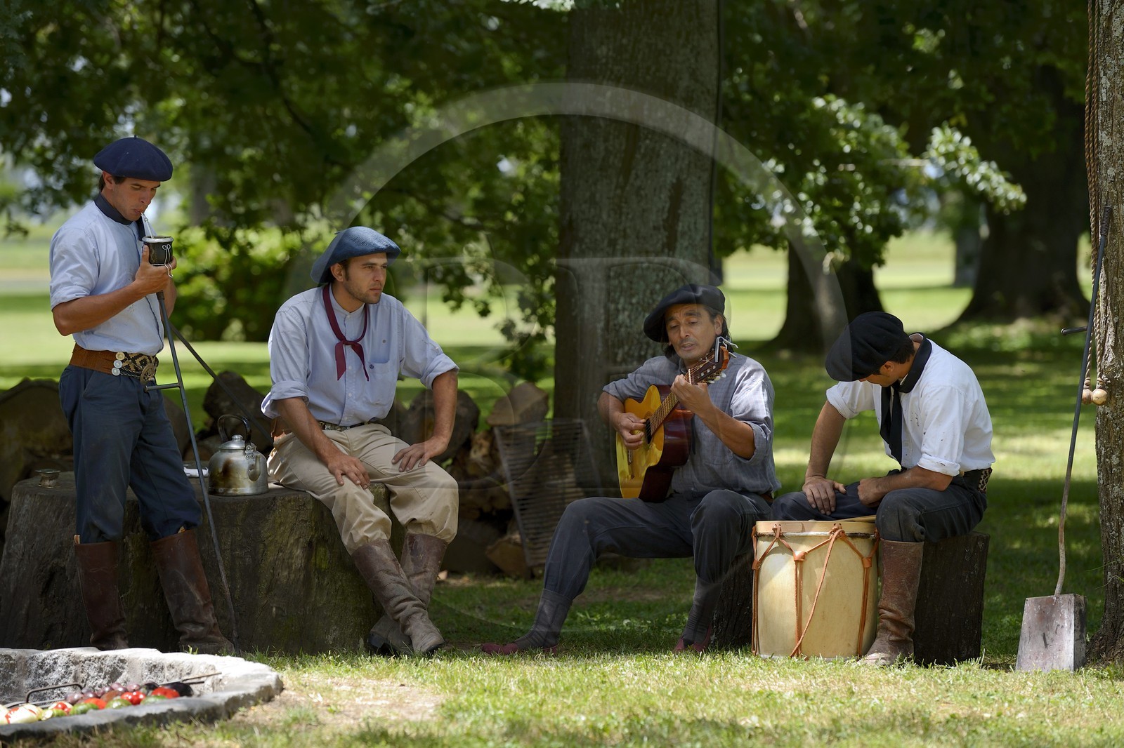 Argentina, Buenos Aires Province, San Antonio de Areco, estancia La Bamba de Areco, gauchos at camp, it's time for music and songs of Estilos and Milongas