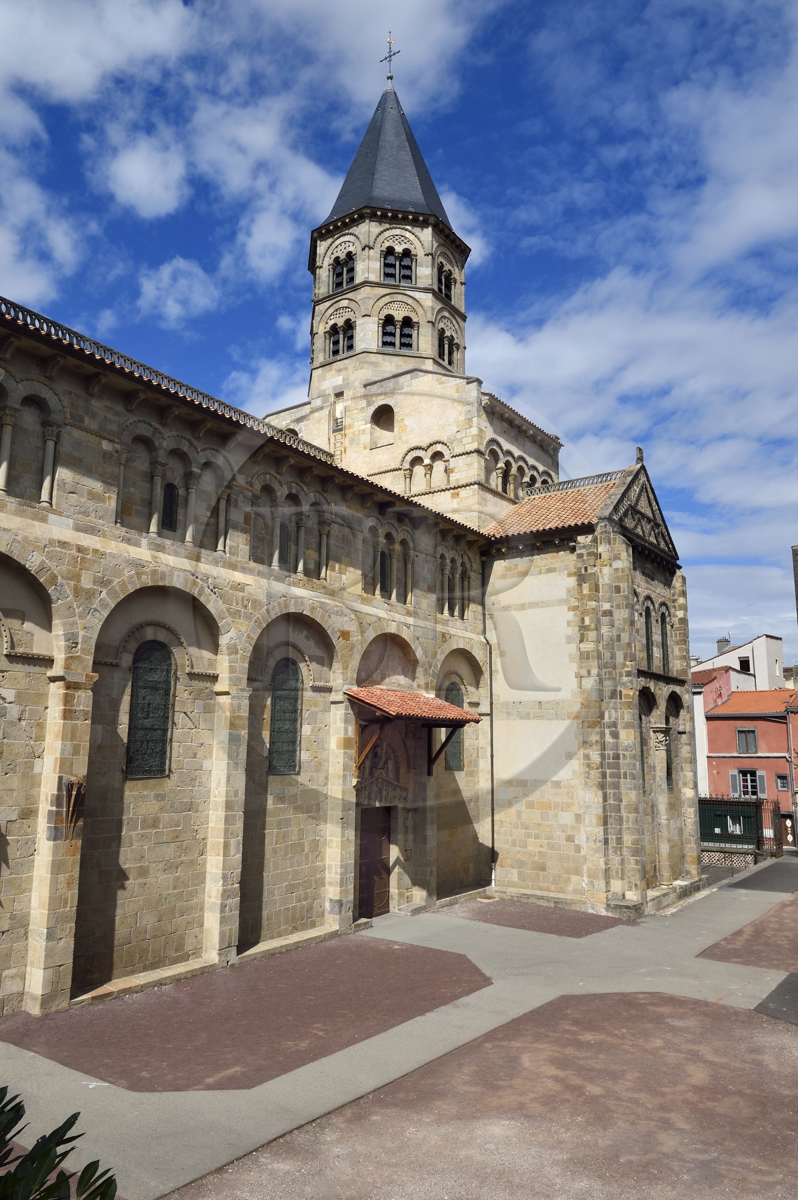 France, Puy-de-Dôme (63), Clermont-Ferrand, basilique Notre-Dame-du-Port de style roman auvergnat, classée Patrimoine Mondial de l'UNESCO au titre des Chemins de Saint-Jacques-de-Compostelle en France