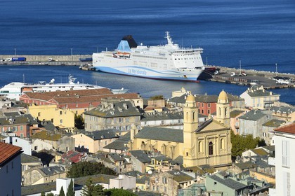 France, Haute-Corse (2B), Bastia, l'église Saint-Jean-Baptiste et le port commercial en arrière plan