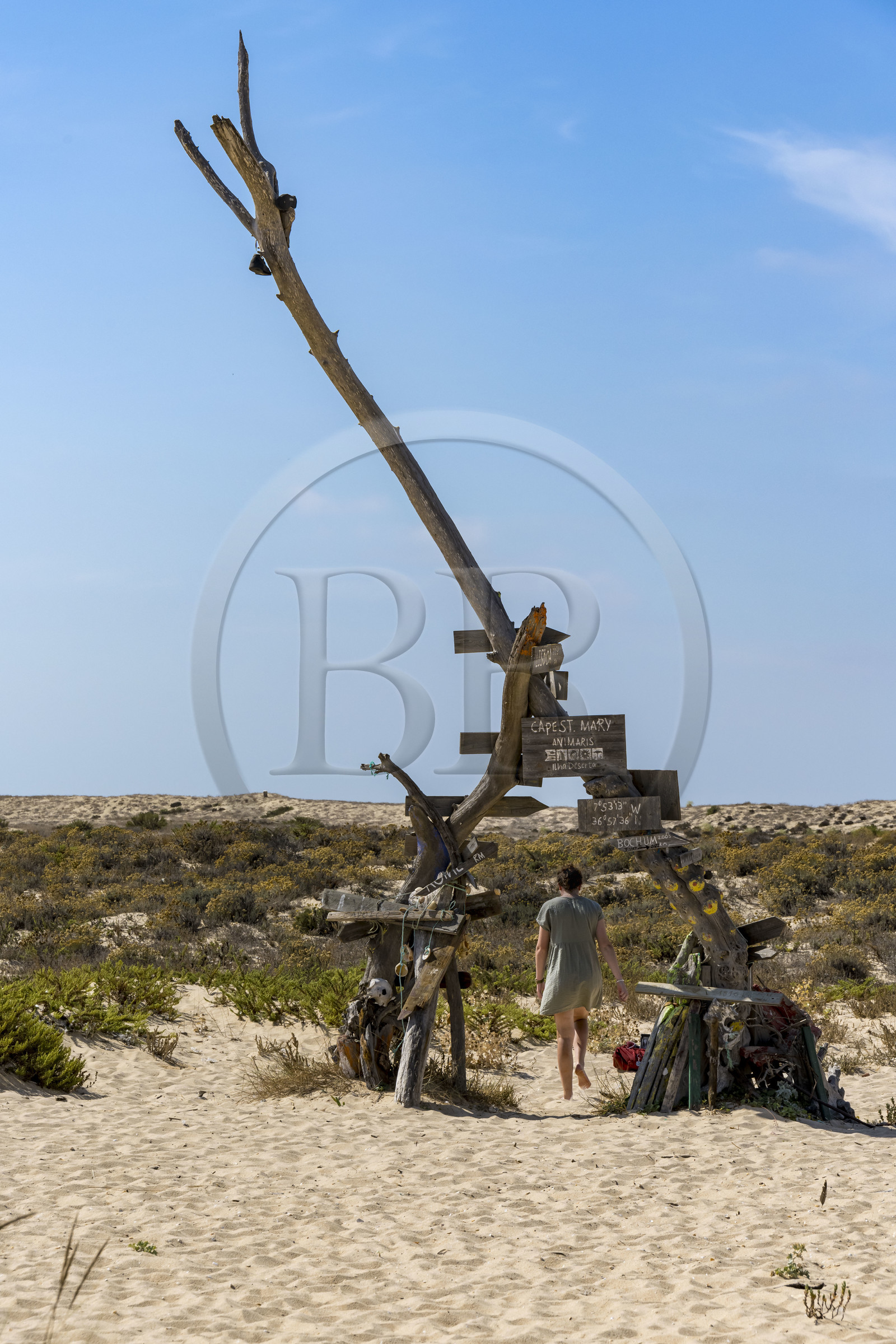Portugal, Algarve, Parc naturel de la Ria Formosa, Faro, Ile de Barreta ou Deserta (Ilha da Barretta ou Deserta), totem
