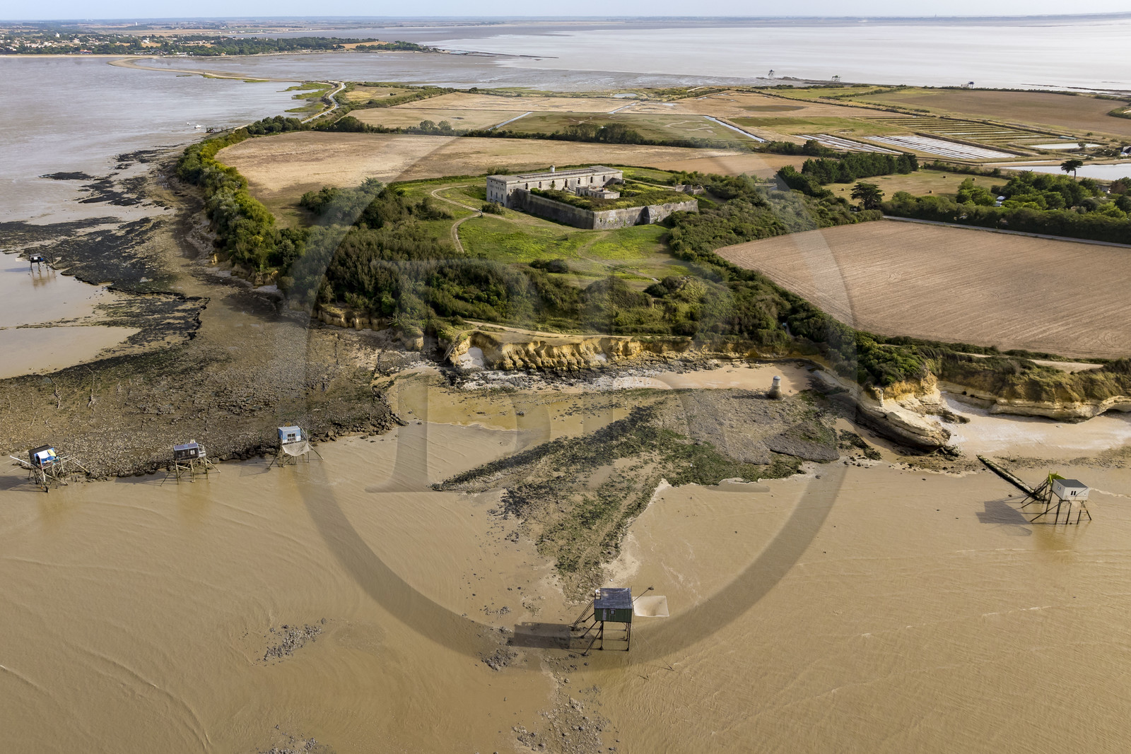 France, Charente-Maritime (17), Port-des-Barques, Ile Madame, le fort construit en 1703, le Puits des Insurgés et des cabanes sur pilotis appelées carrelets à marée montante (vue aérienne)