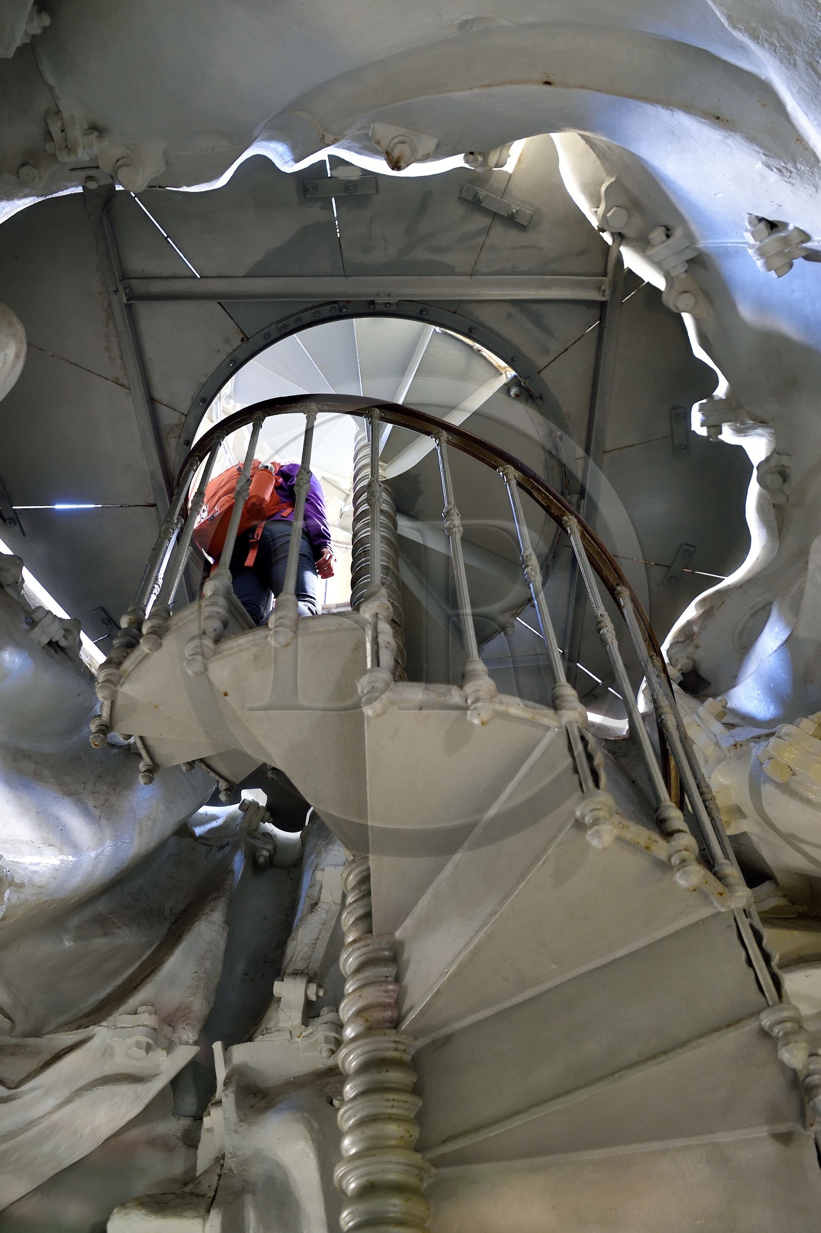France, Haute-Loire (43), Le Puy-en-Velay, étape classée Patrimoine Mondial de l'UNESCO dans le cadre des chemins de Compostelle, escalier intérieur de la statue de Notre-Dame de France (de 1860) au sommet du Rocher Corneille