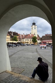 Roumanie, Transylvanie, Sibiu, la vieille ville, la Piata Mica (la Grande place) avec la Turnul Sfatului (tour du Conseil)