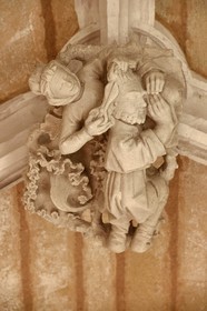 France, Dordogne (24), Périgord Noir, Le Buisson-de-Cadouin, abbaye de Cadouin, étape sur le chemin de Compostelle, site classé Patrimoine Mondial de l'UNESCO, le cloitre du XVe siècle, Dalila coupe les cheveux de Samson symbole de sa force (clef de voute)