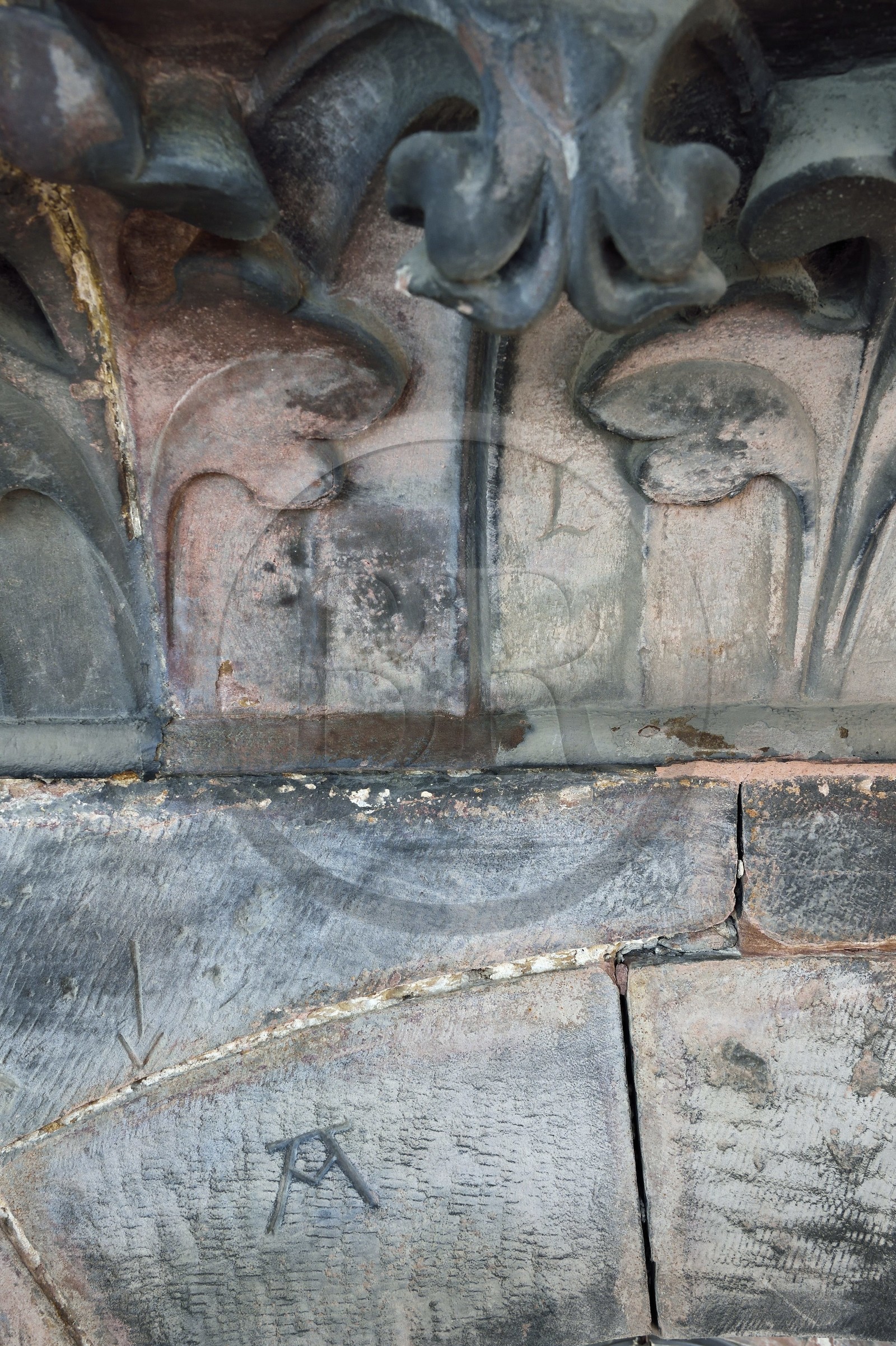 France, Bas-Rhin (67), Strasbourg, vieille ville classée au Patrimoine Mondial de l'UNESCO, la cathédrale Notre-Dame, facade orientale, signe lapidaire (marque de tacheron)