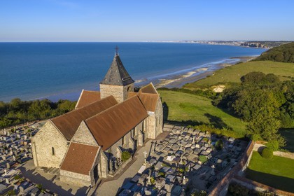 France, Seine-Maritime (76), Côte d'Albatre, Pays de Caux, l'église Saint-Valery de Varengeville-sur-Mer et son cimetière marin surplombant les falaises de la Côte d'Albatre (vue aérienne)