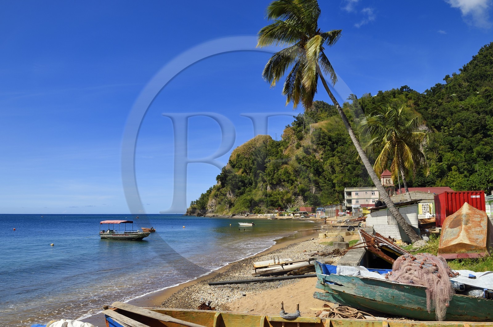 Caraïbes, Ile de la Dominique, baie de Soufrière, la plage et le village de Soufrière