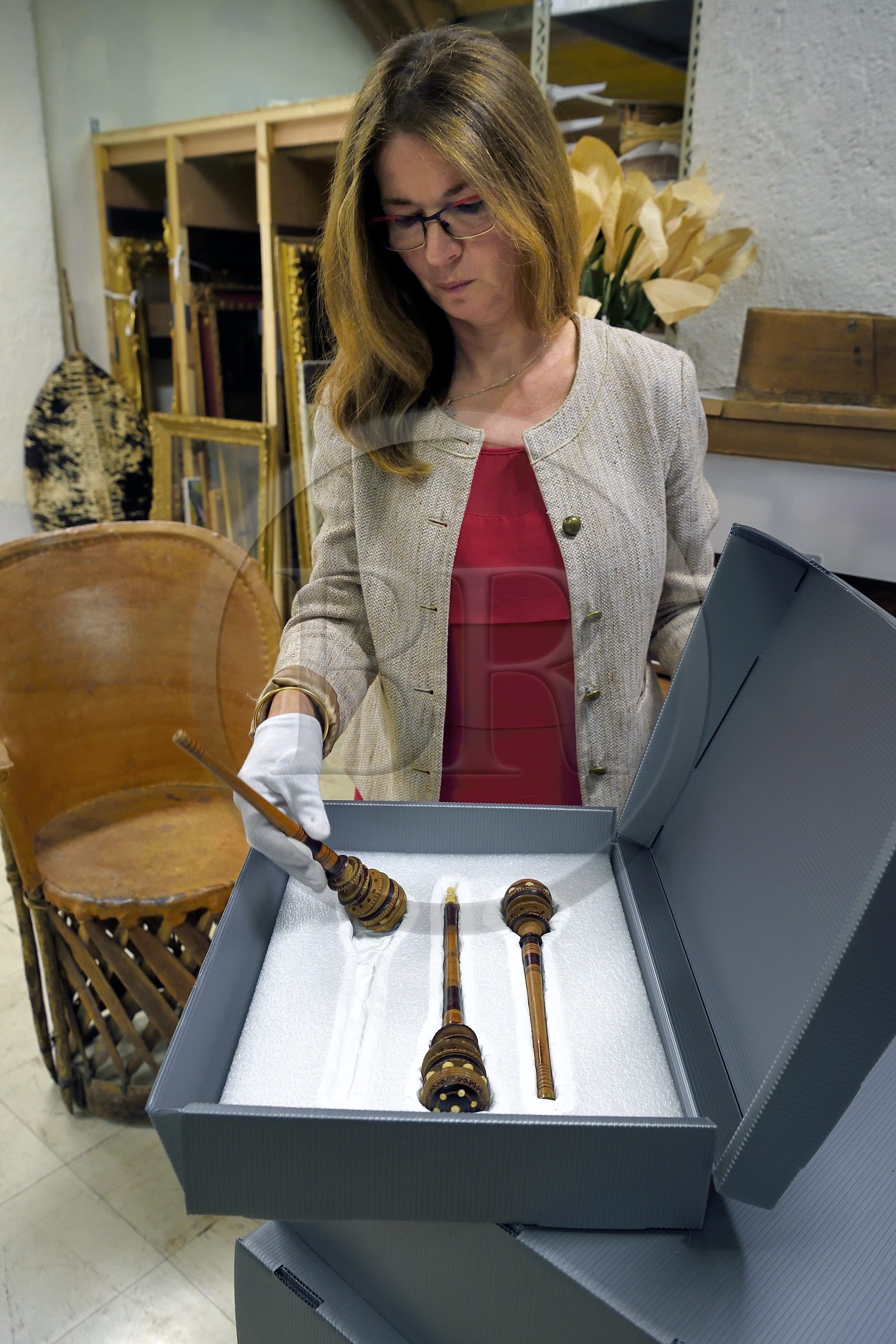France, Alpes-de-Haute-Provence (04), vallée de l'Ubaye, Barcelonnette, villa mexicaine connue sous le nom de Villa Sapinière, Musée de la vallée, la conservatrice Hélène Homps dans la réserve du musée présente un molinillo (fouet traditionnel mexicain en bois tourné)