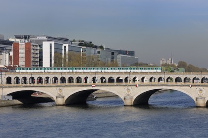 France, Paris (75), metro aerien sur le pont de Bercy