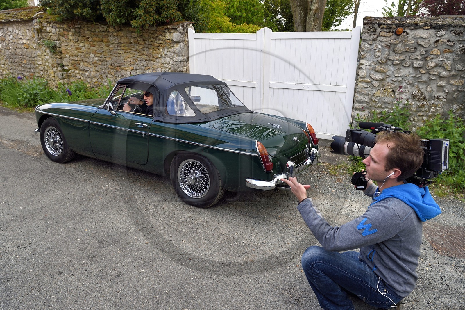 France, Yvelines (78), Montchauvet, tournage pour la télévision du Village Préféré des Français avec Stéphane Bern, Stéphane Bern au volant d'une MG cabriolet