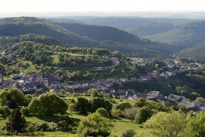 France, Moselle (57), le village de Dabo dans le massif des Vosges et le plateau lorrain en arrière plan