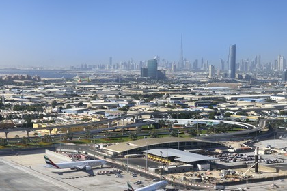 Emirats Arabes Unis, Dubai, Dubai International Airport et le centre ville en arrière plan (vue aérienne)