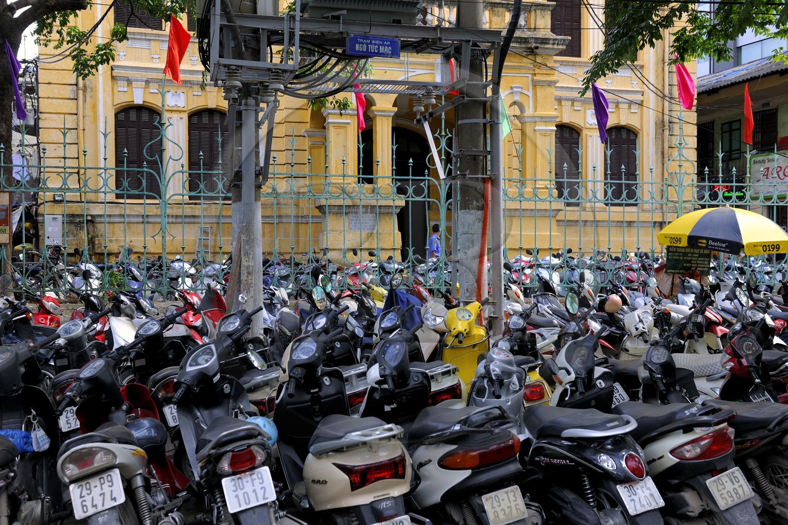 Vietnam, Hanoï, parking à motos
