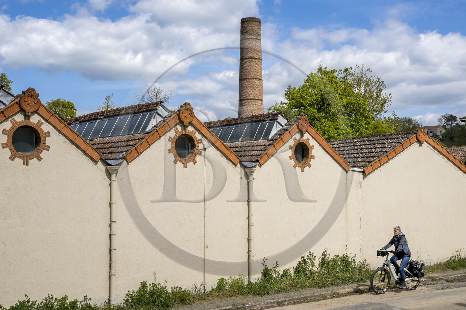 France, Vendée (85), Mallièvre, la véloroute Vendée Vélo Tour passe devant l'usine Couleurs & Textiles qui symbolise l'histoire industrielle tisserands de la ville